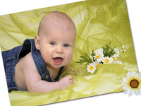 Baby mit Blumenstrauß