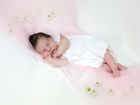 kleines Baby auf einer rosa Decke