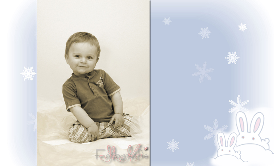 Schwarz-weiß-Foto von einem knieenden kleinen Jungen, auf einem blauen Hintergrund mit weißen Sternen.