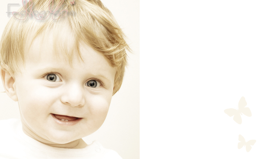 Bild eines einjährigen kleinen Mädchens, lachend. Highkey-Aufnahme, Portrait.