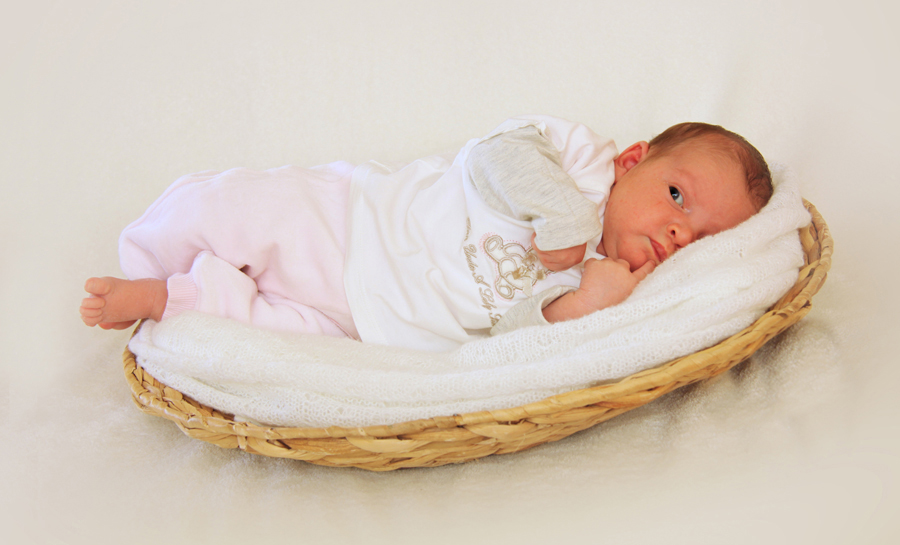 Foto eines neugeborenen kleinen Mädchens