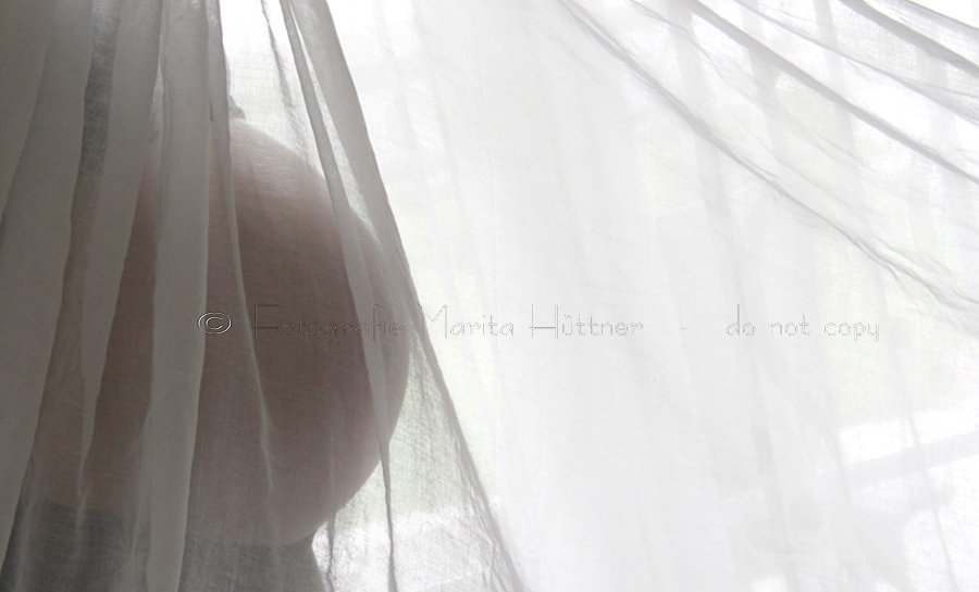 Babybauch hinter einem Tuch - Schwangerschaftsfoto
