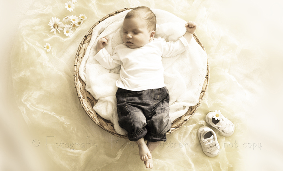 High-key-Foto von einem kleinen Baby in einem Korb