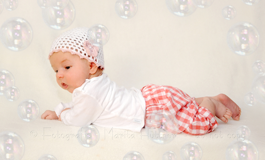 6 Wochen altes Baby - Foto mit Seifenblasen