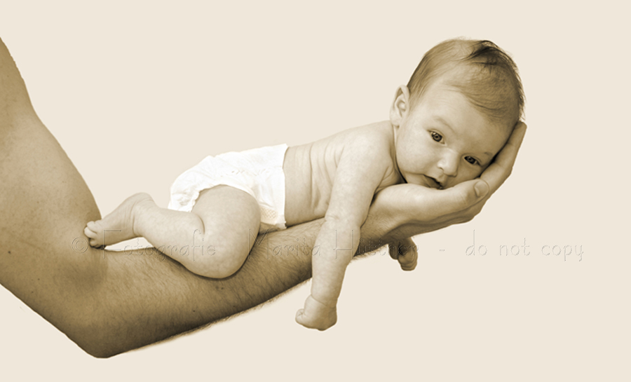 Ein Baby auf Papas Arm