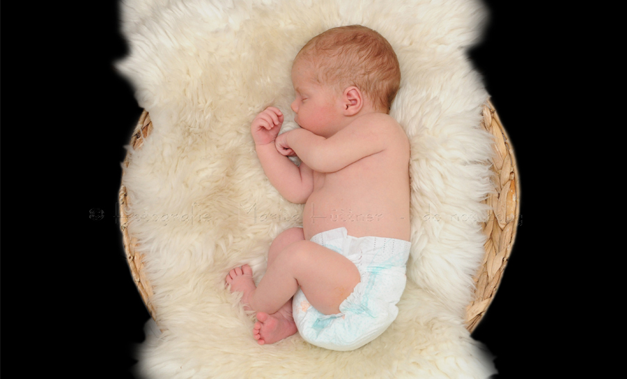 neugeborenes Baby - Junge - in einem runden Körbchen