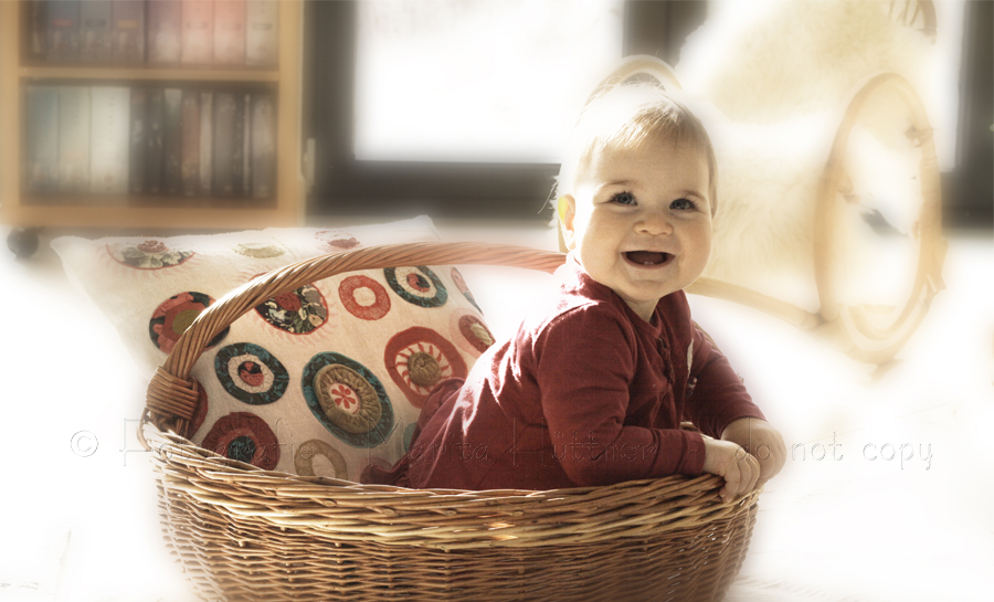 10 Monate altes Mädchen in einem Korb