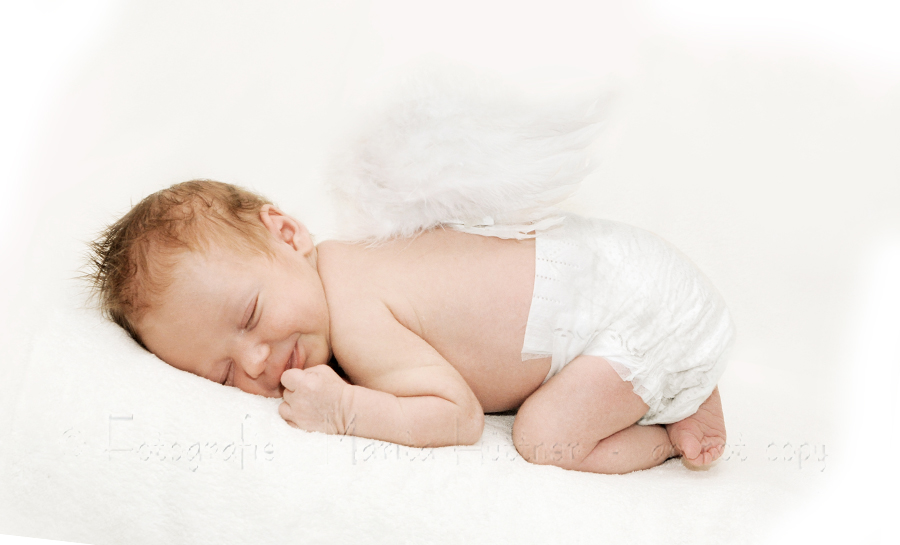 neugeborenes kleines Baby mit Engelsflügeln - Baby-Fotoshooting in Schorndorf