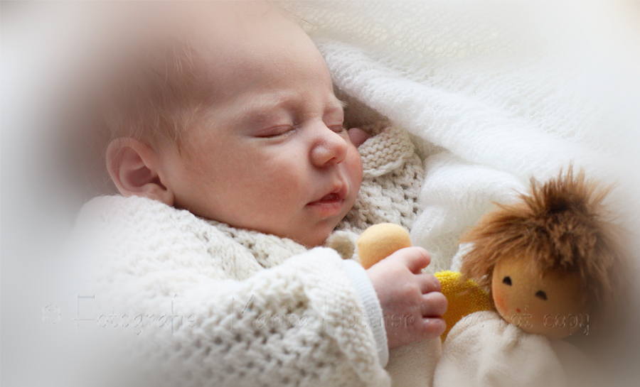 neugeborenes Baby mit Püppchen