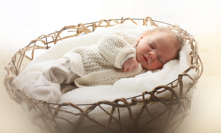 neugeborenes Baby in einem Körbchen
