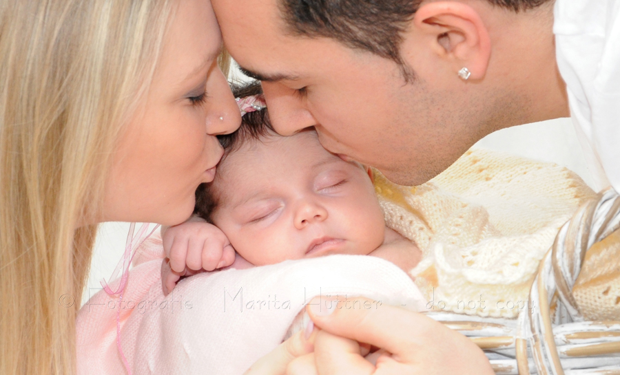 Babyfotografie Baby mit Mama und Papa