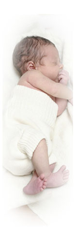 Fotografie eines neugeborenen Babys, auf der Seite liegend