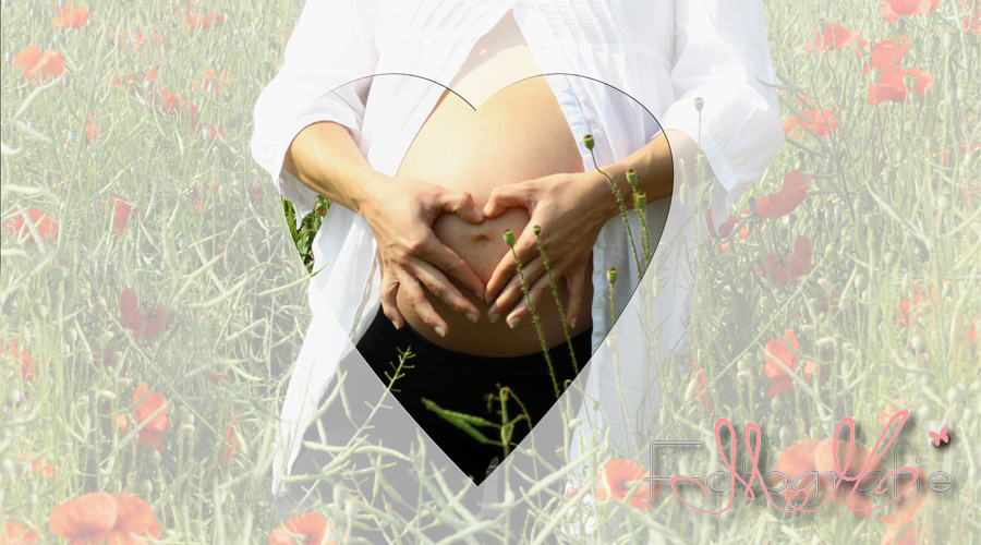 Bauchbilder - schwanger und Herz mit den Händen auf dem Bauch