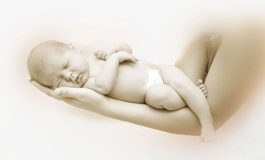 Fünf Tage alt erst ist das winzige Baby auf dem Arm seiner Mutter