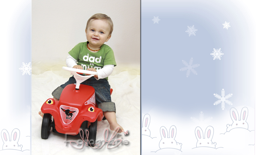 Fotografie eines kleinen Jungen auf einem roten Bobby-Car.