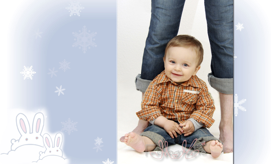 Eine Photografie eines Kleinkindes, 14 Monate alt, es sitzt lachend zwischen den Füßen seines Vaters.