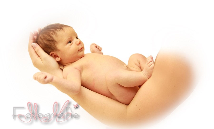 Fotografie eines 3 Wochen alten Säuglings, auf den Armen seiner Mutter.
