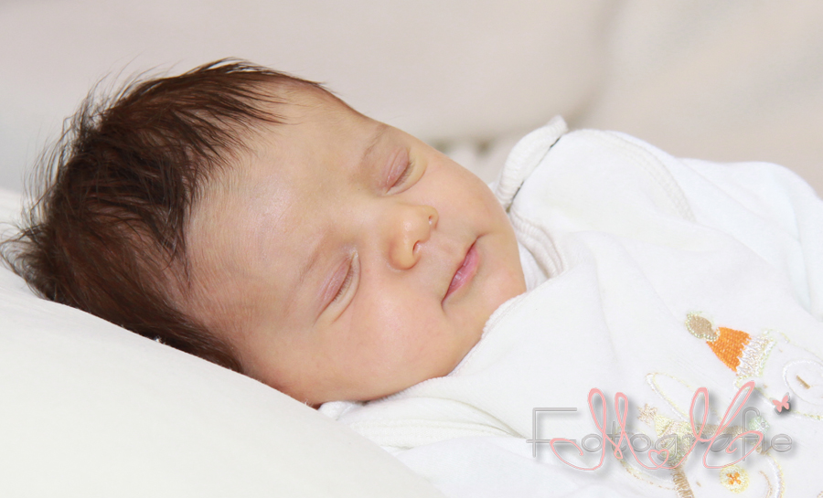 Schöne Farbfotografie eines kleinen schlafenden Babys, Portrait.