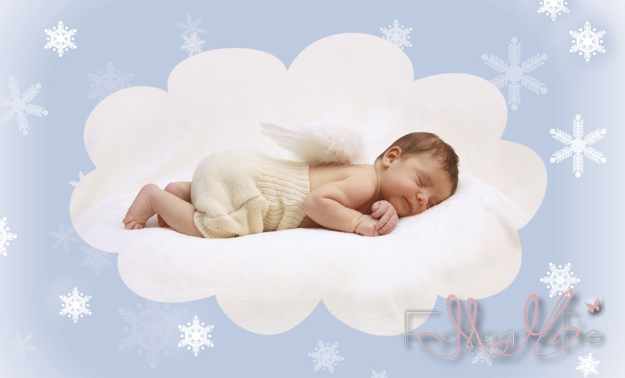 Babyfoto - ein kleines Baby liegt schlafend auf dem Bauch, auf seinem Rücken kleine Engelsflügel, drumherum eine blaue Wolke mit weißen Sternen.