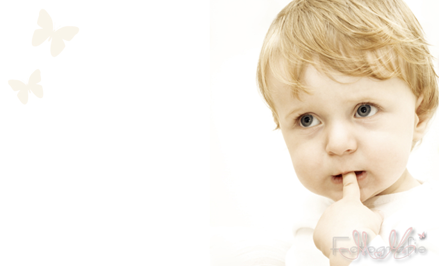 Farbfotografie eines kleinen einjährigen Kindes, es steckt nachdenklich den Finger in den Mund.