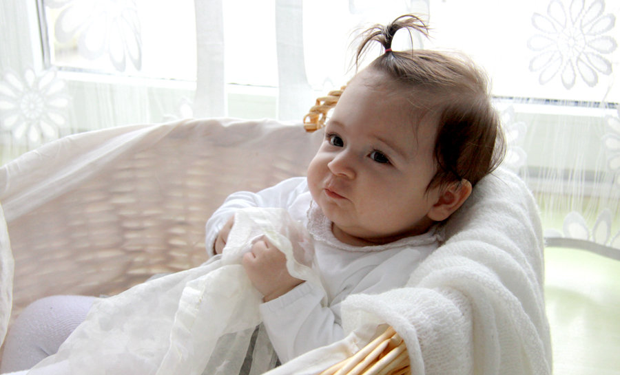 Fotografie eines sechs Monate alten Babys in einem Korb.