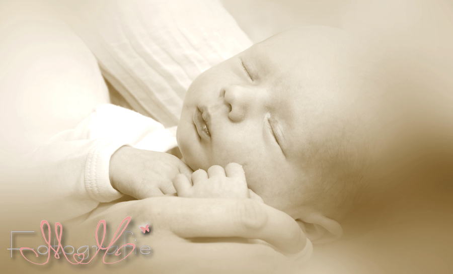 Sepia Fotografie eines neugeborenen Babys.