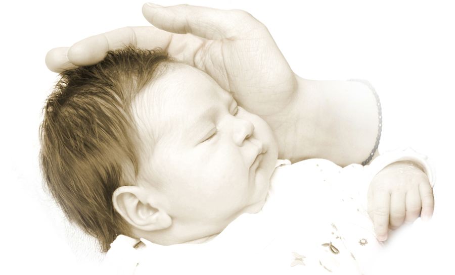 Baby, 14 Tage alt, mit der Hand seiner Mutter