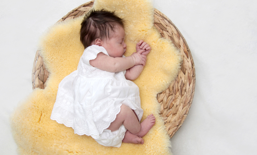 neugeborenes kleines Baby liegt in einem runden Korb 