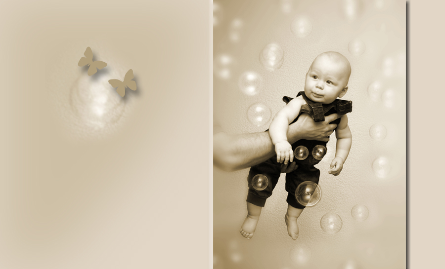 Baby auf dem Arm seines Vaters, umgeben von Seifenblasen