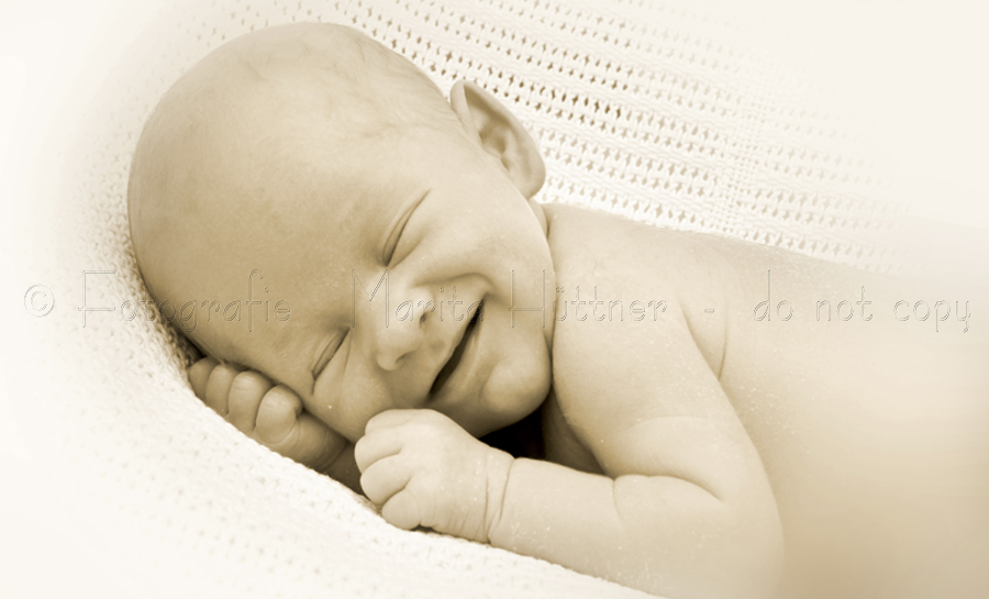 lächelndes Baby - Foto in sepia