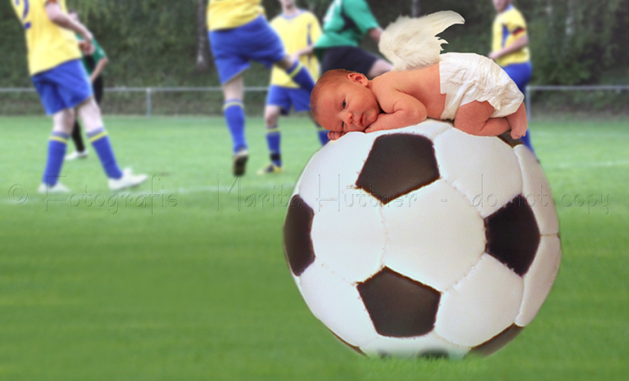 für Fußballfans - ein Baby auf einem Fußball