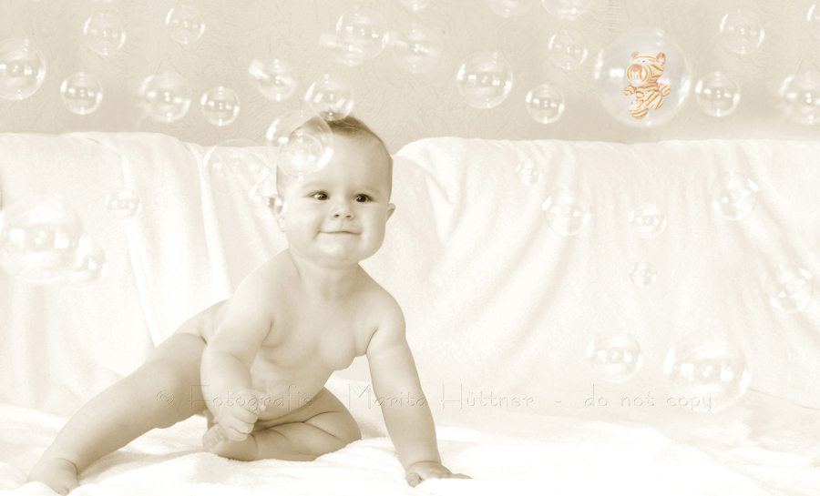 Babyfoto mit seifenblasen - sepiafotografie