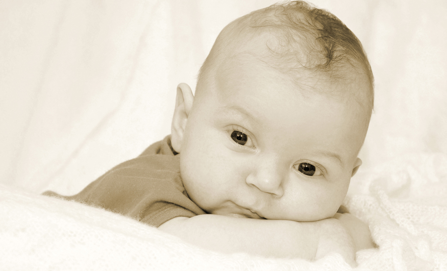 schönes Babybild sepia kleiner Junge 9 Wochen