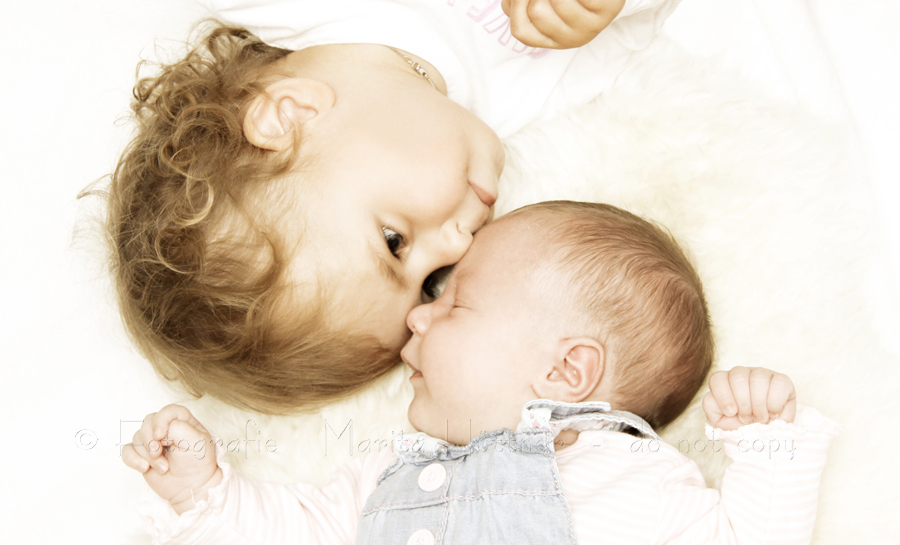 schönes Geschwisterfoto - süßes Bild Baby und Kind