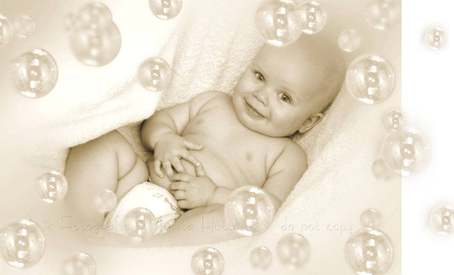 Babyfoto mit Seifenblasen in sepia