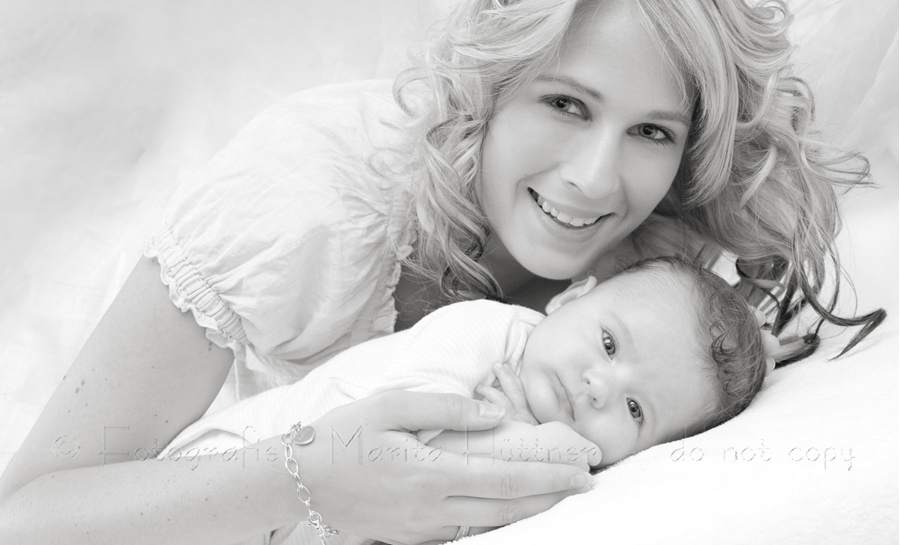 Schwarz-weiß-Fotografie Mama und Baby