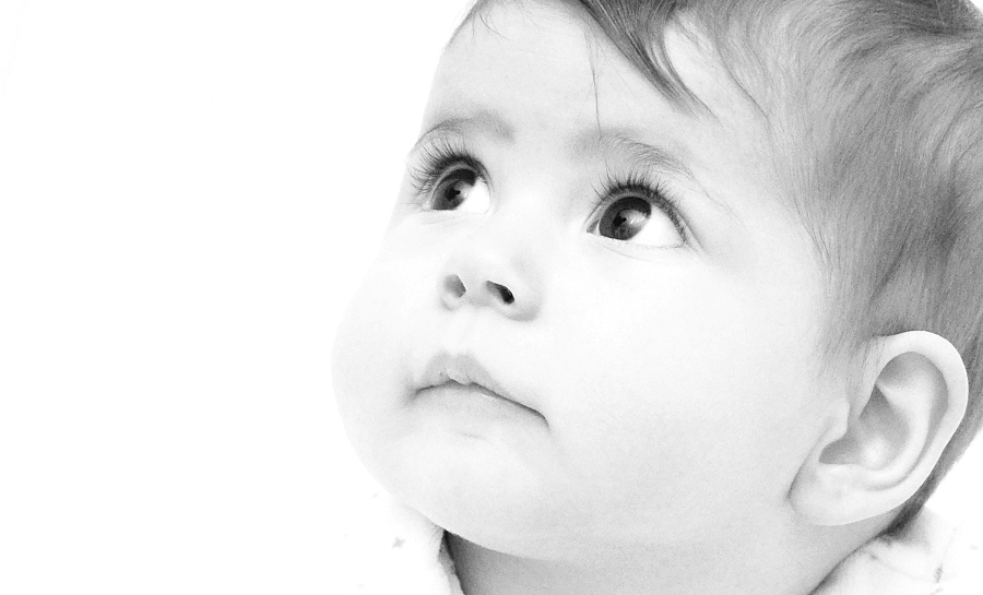 portrait eines Babys in schwarz-weiß