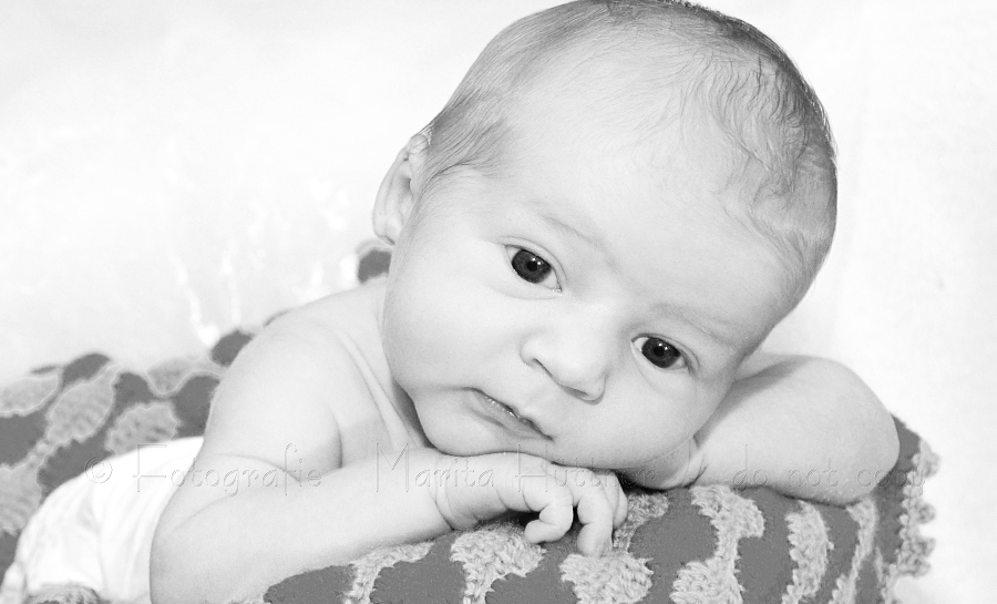 Schwarzweißfoto eines Neugeborenen