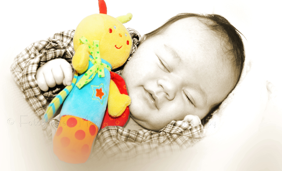 schlafendes Baby lächelnd - Sepiafotografie