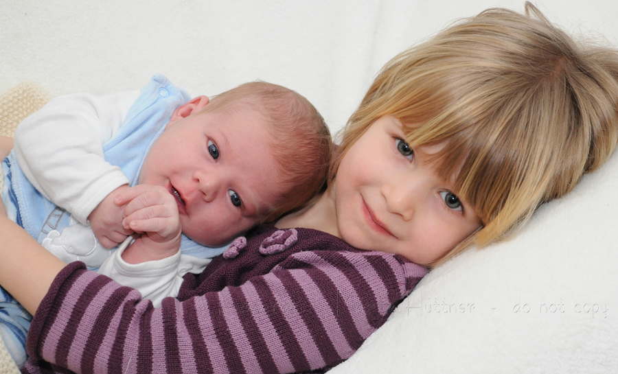 kleines Baby - Junge - mit seiner Schwester