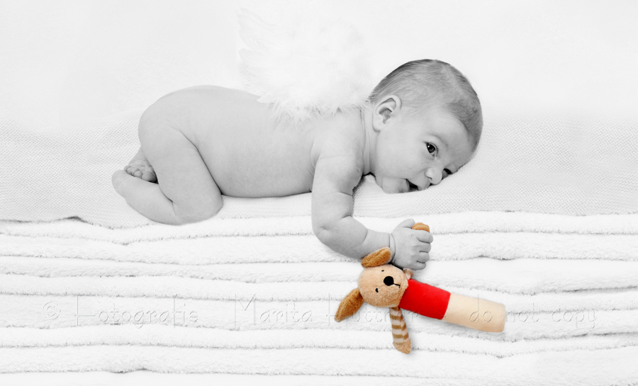 Schwarzweißbild von einem Baby auf einem Stapel Handtücher