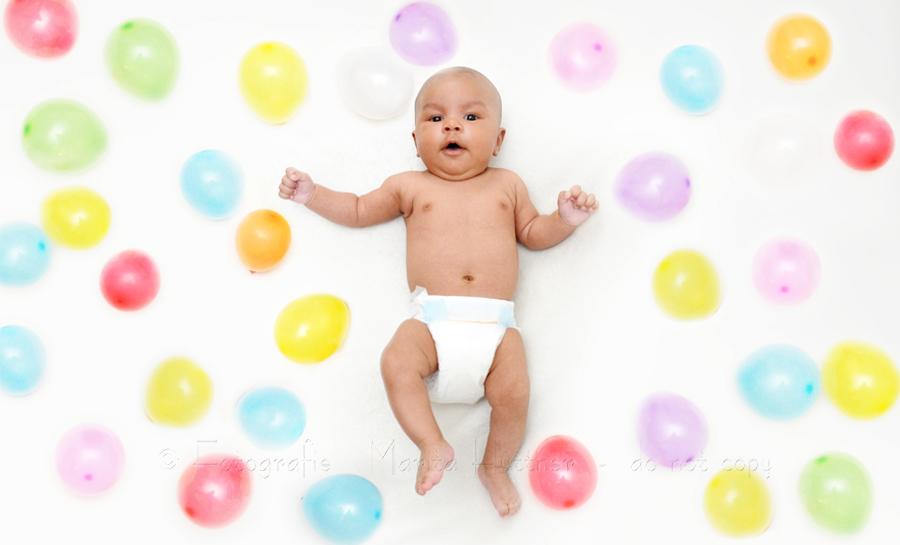 niedliche Babyfotos - Baby mit Luftballons