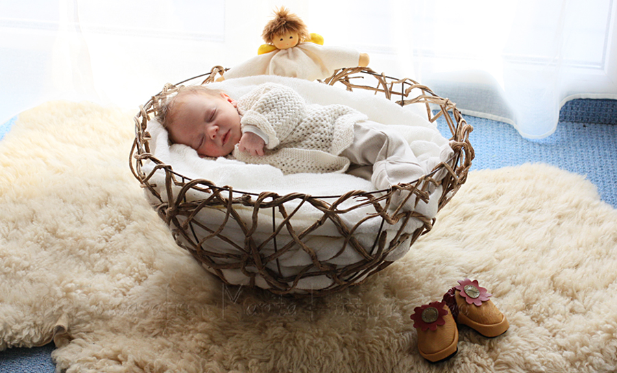 neugeborenes Baby schlafend in einem runden Korb
