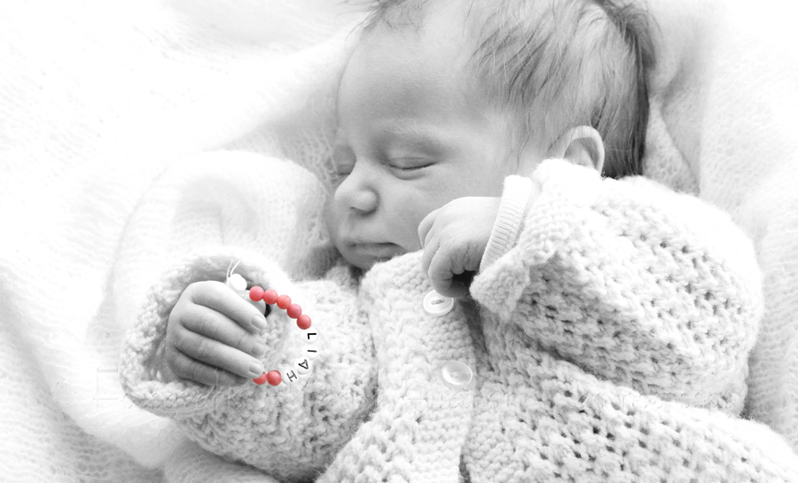 Babyfoto Baby mit Namensbändchen schwarzweiß mit Farbe